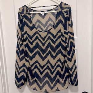 💙Woman’s sheer Navy and Beige Lg blouse shirt boho, business casual, date night